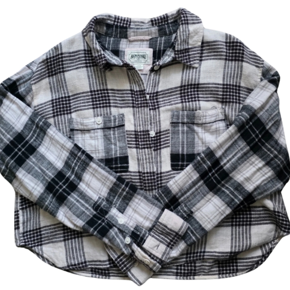American Eagle Outfitters Black and White Button Down Shirt